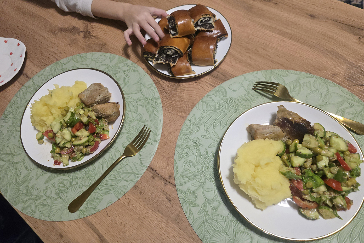 Ужин с рулетиками