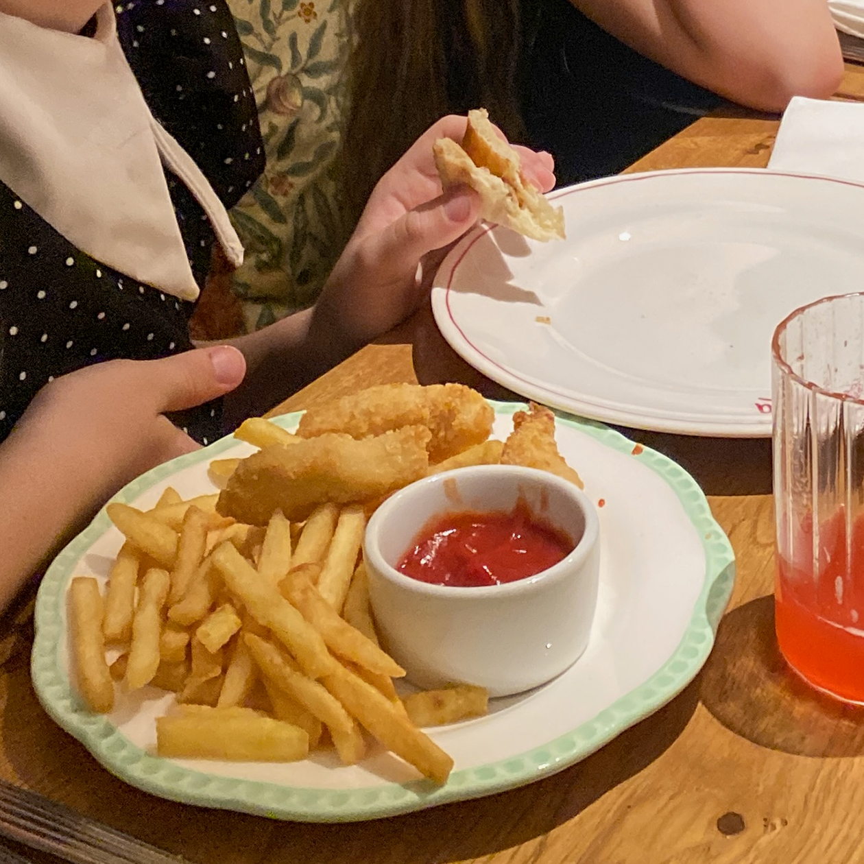 Праздник продолжили в ресторане