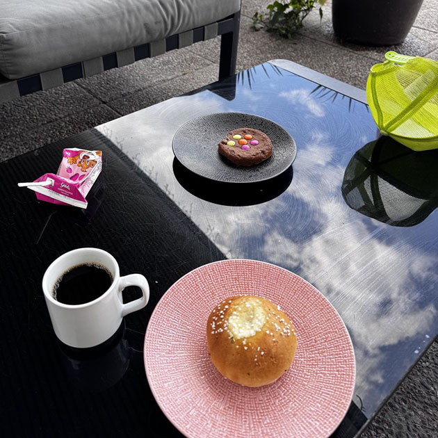 На полдник вышли на террасу. На улице солнце, а рядом есть фонтанчик