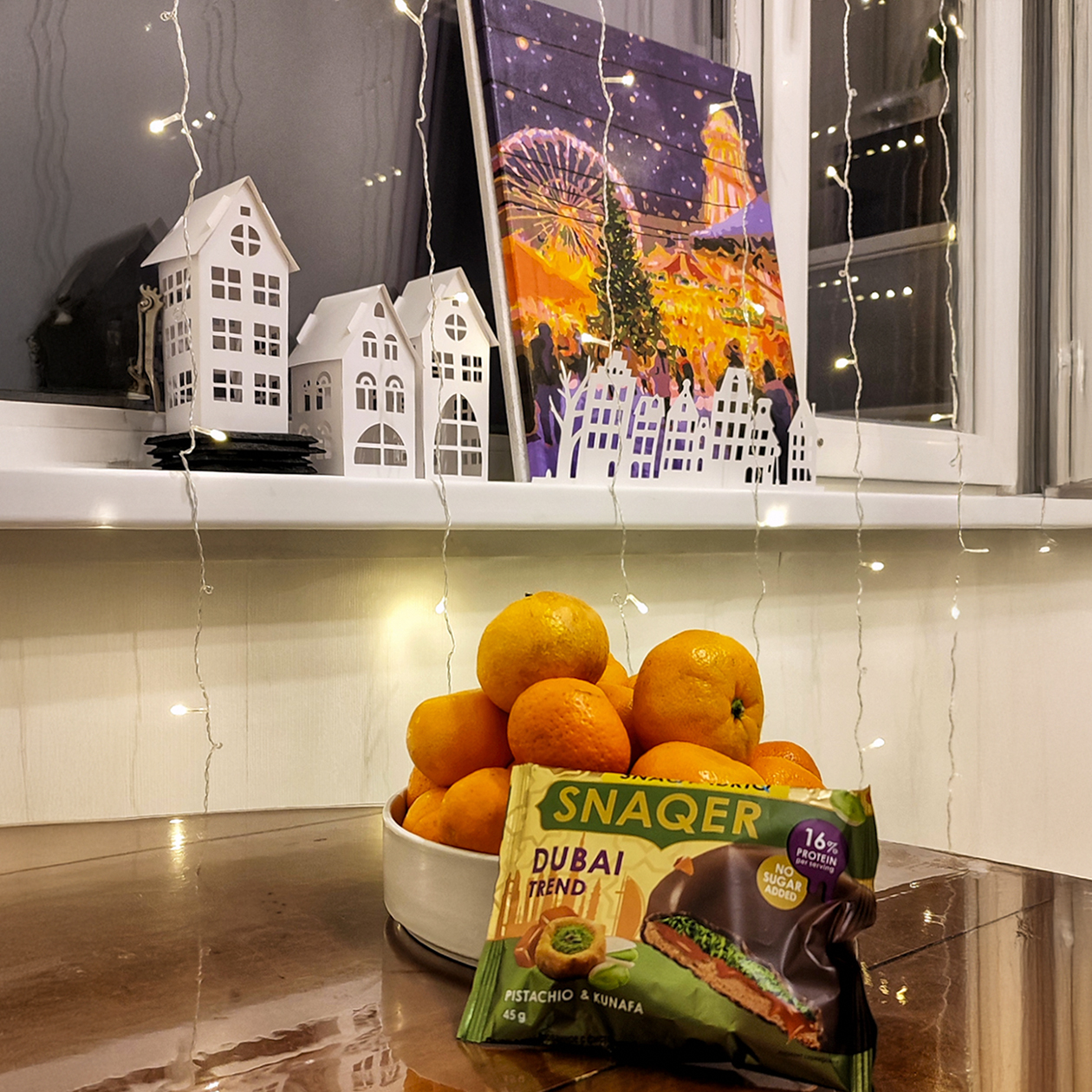 На подоконнике — новогодняя деревня для праздничного настроения