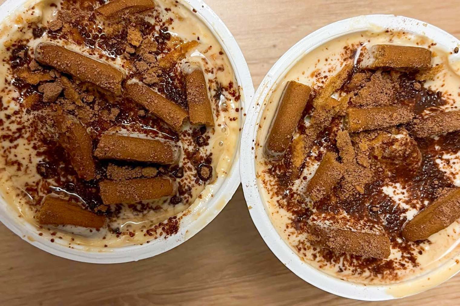 Пока гречка готовится, делаю модный рецепт из «Инсты»* с йогуртом, эспрессо и печеньем на завтрак