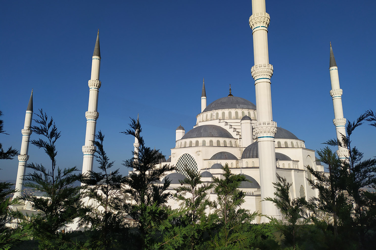 Мечеть Чамлыджа стоит посреди парка