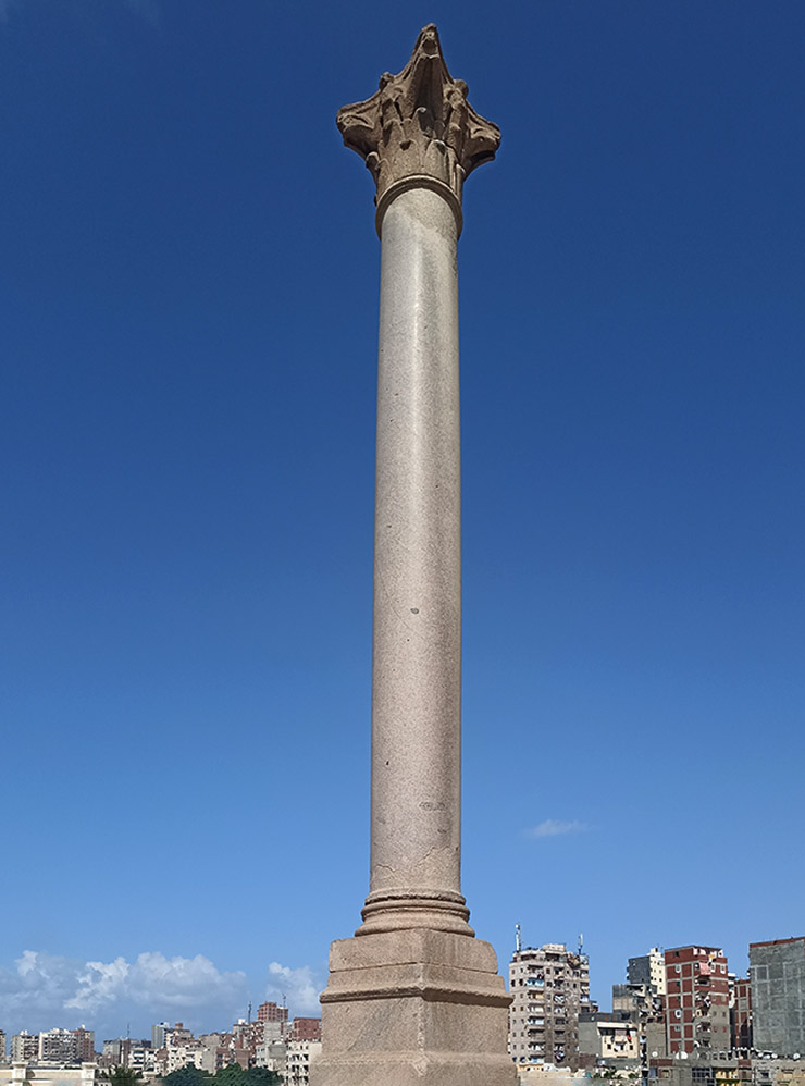 27-метровая колонна Диоклетиана. Высота постамента — шесть метров