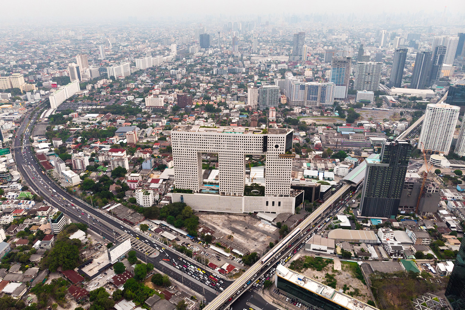 На снимке можно разглядеть бассейн на крыше