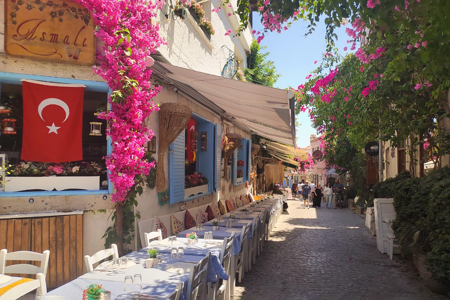 В Турции любят вывешивать национальный флаг снаружи домов и магазинов