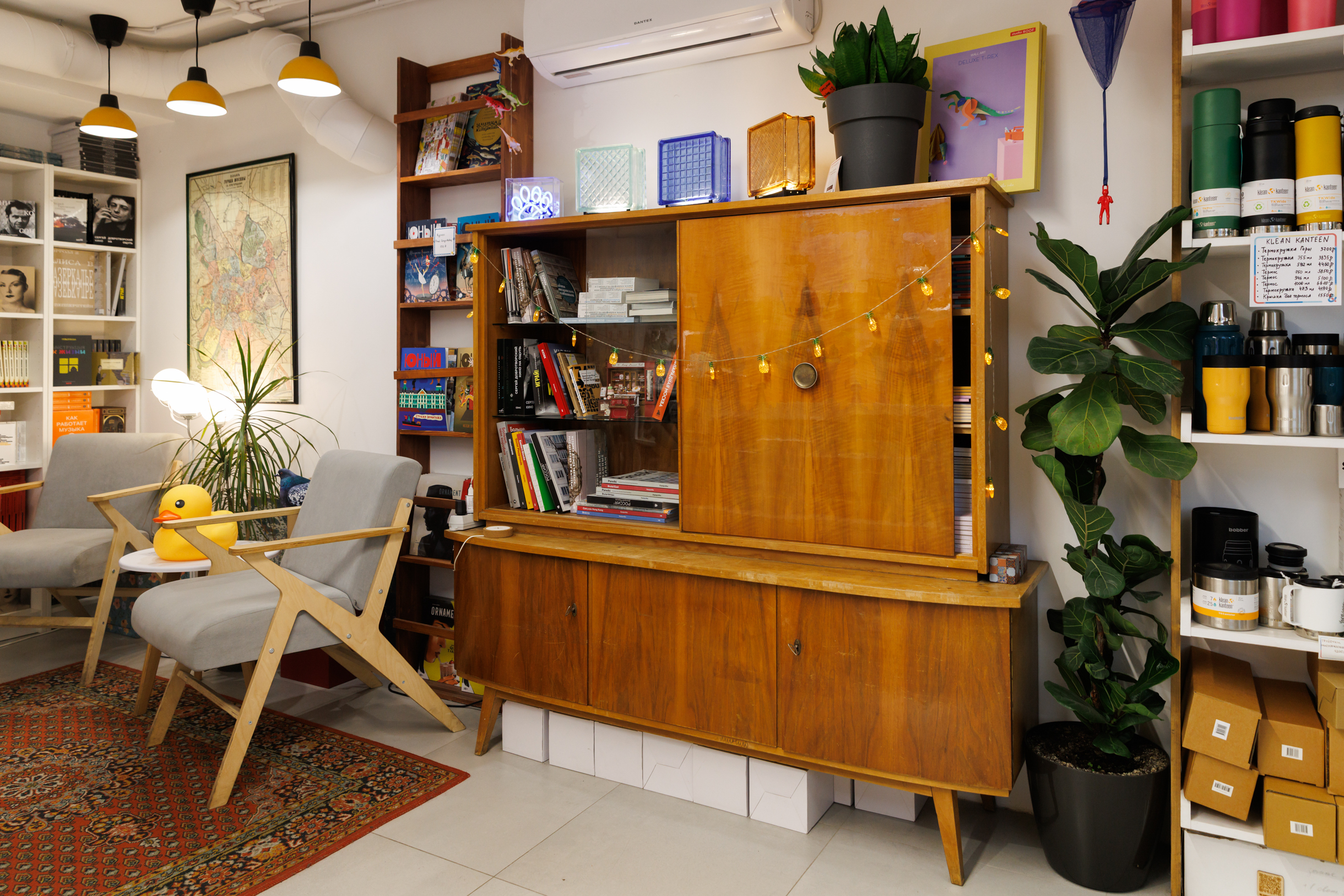 Вообще одни покупатели приходят к нам за милыми безделушками, а другие, наоборот, ценят за «серьезные» бренды