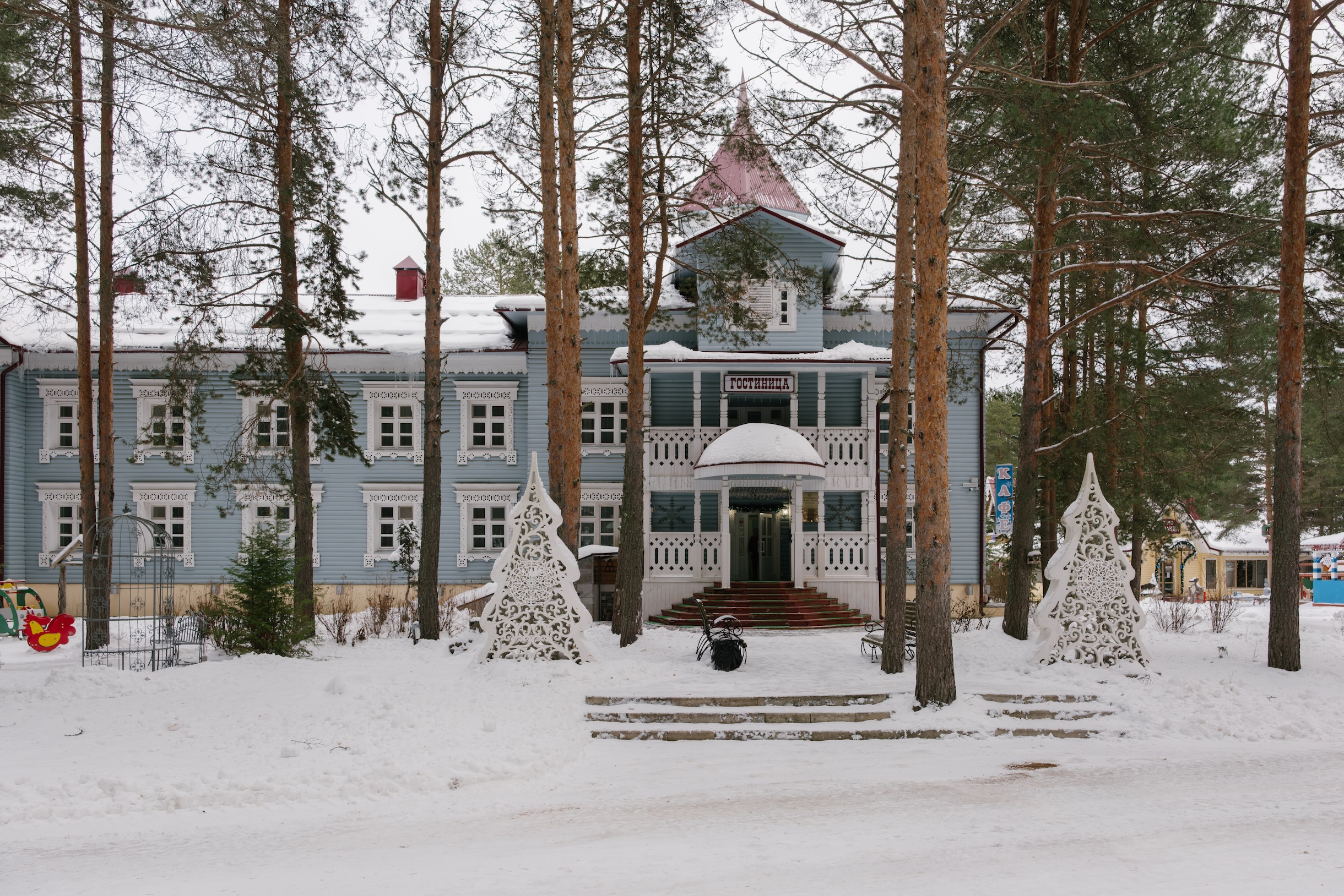 Неподалеку — гостиницы, отели и терема, в которых гости могут остановиться. Говорят, спится там по-богатырски крепко