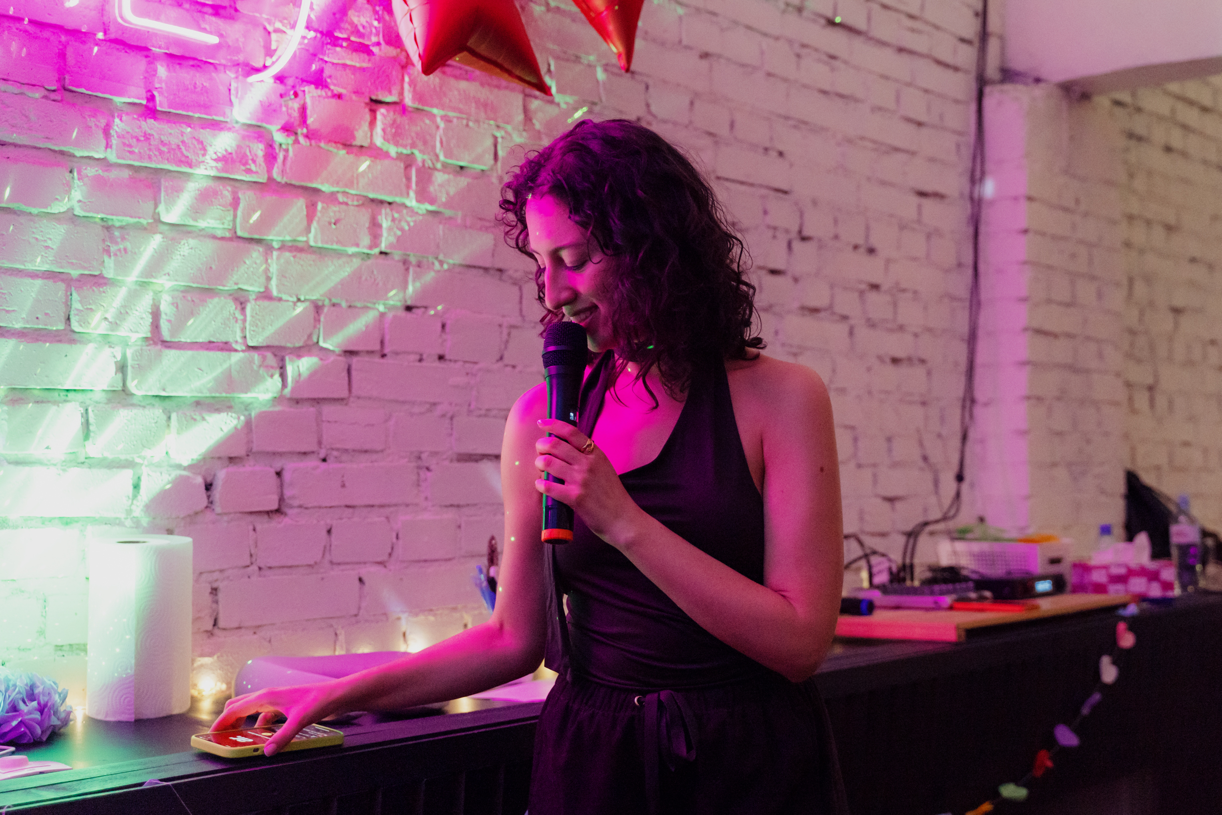 То, что эта тренировка проходит в шуточной, немного странной форме, помогает переносить этот навык в обычную жизнь