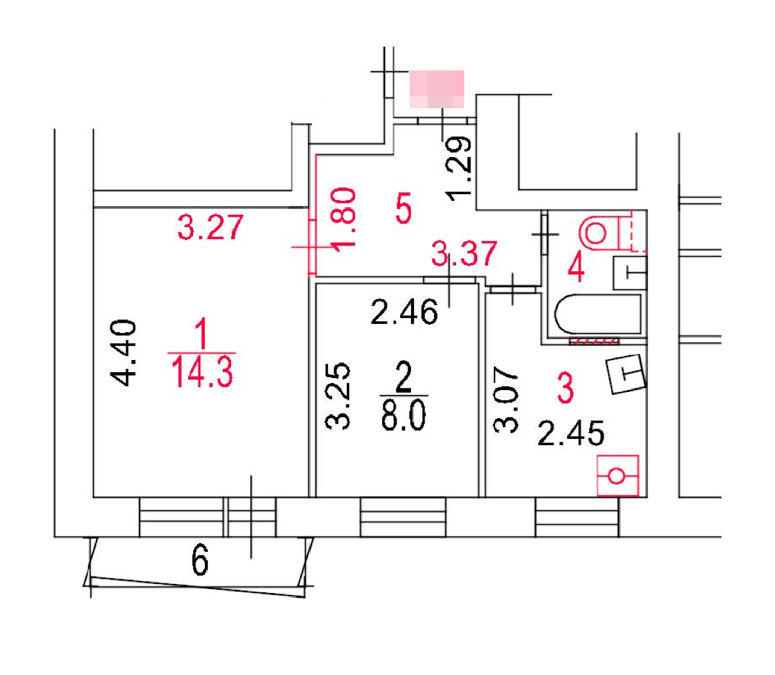 В обновленной поэтажке между унитазом и стеной сверху появился законный зазор, а раковина на кухне перестала быть красной, хотя и осталась стоять по диагонали — ее так нарисовали из-за смещенного в сторону крана