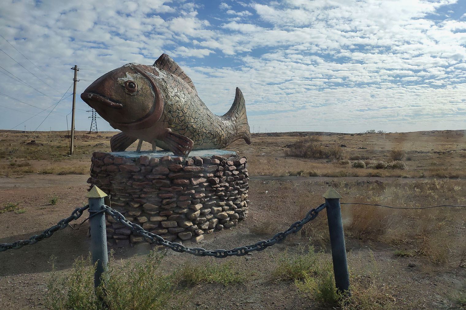 Скульптуры улыбающихся рыб на выезде были самым приятным впечатлением от Балхаша