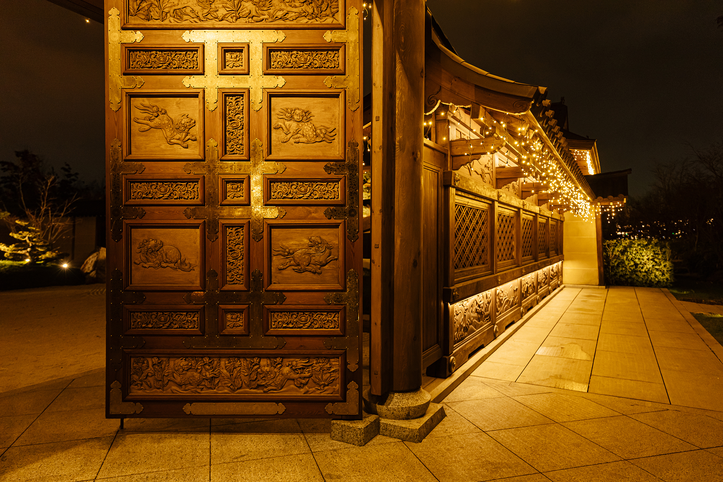 Эти ворота ведут в Японский сад в парке «Краснодар». Посещение бесплатное по QR-коду — его получают в терминале возле входа. Количество посетителей ограничивают, чтобы сохранить внутри атмосферу спокойствия. Поэтому у входа в сад часто бывают очереди