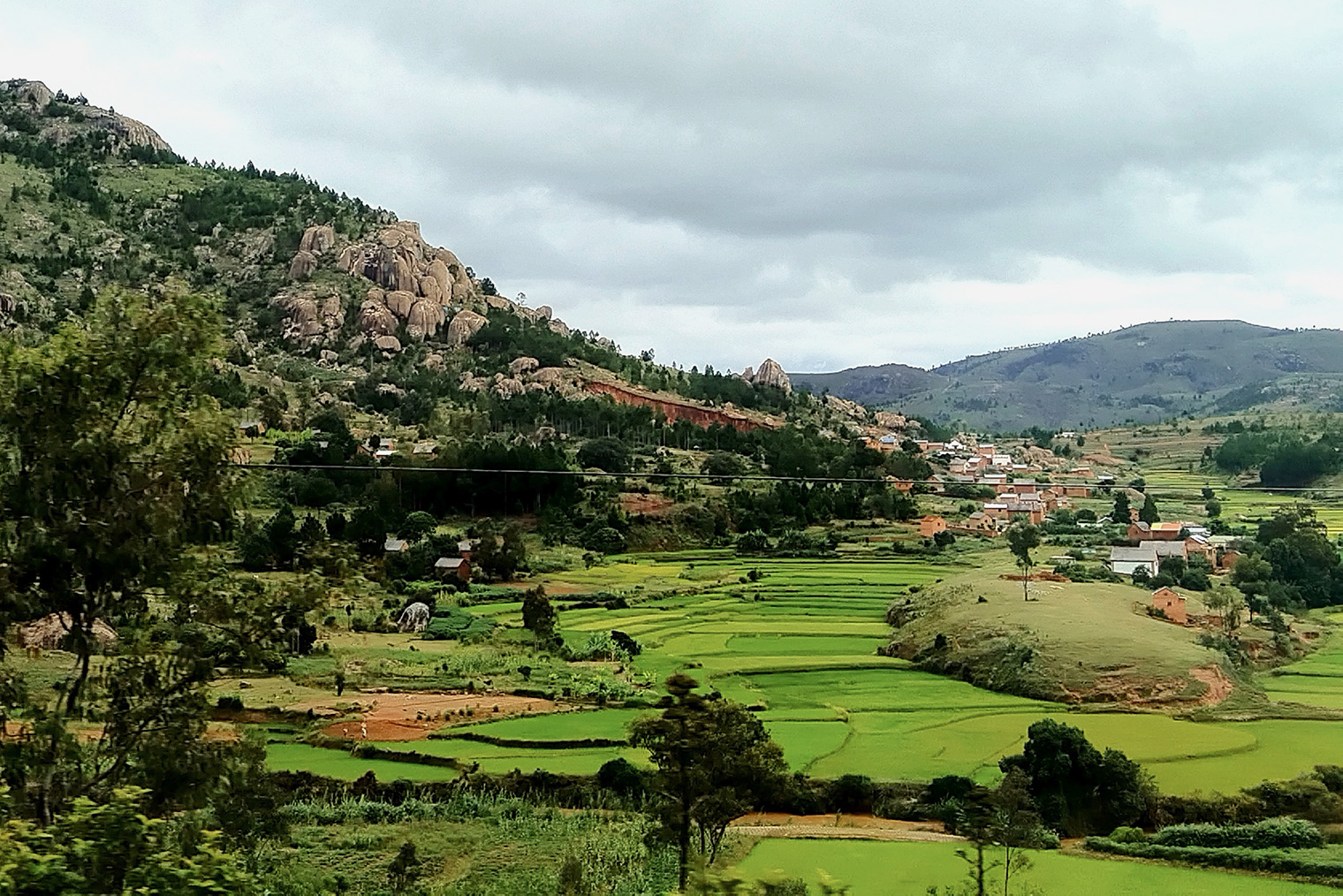 По мере отдаления от Антананариву пейзажи начали меняться и поражать красотой и насыщенностью красок