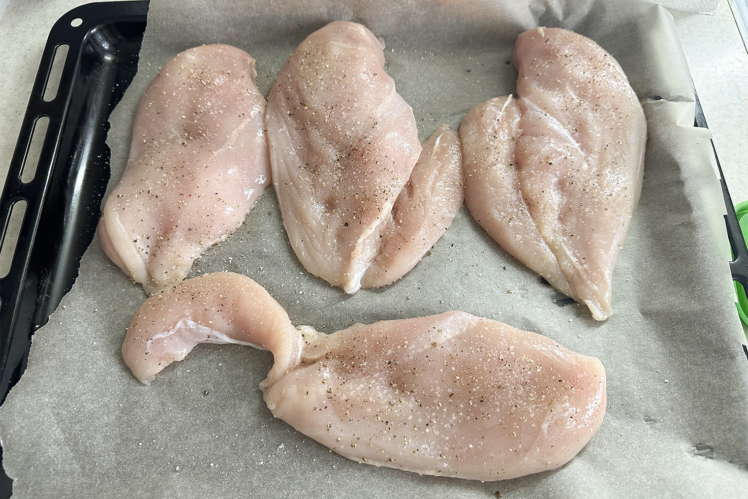Кроме соли и перца, можно добавить другие специи, например паприку или хмели⁠-⁠сунели, чтобы подчеркнуть вкус курицы