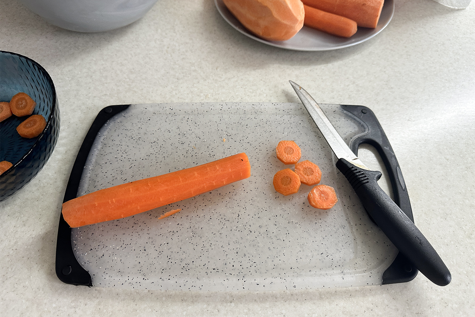 С самого начала мне казалось, что 1 кг моркови — это много, но я продолжила следовать рецепту
