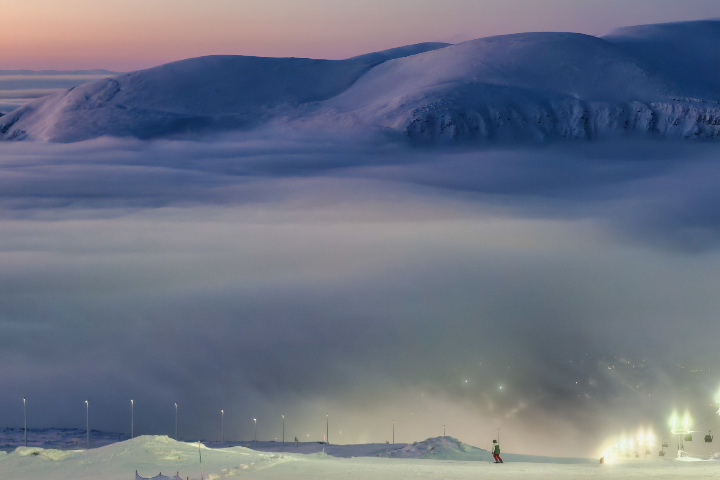 Сноубордист готовится нырять в облако