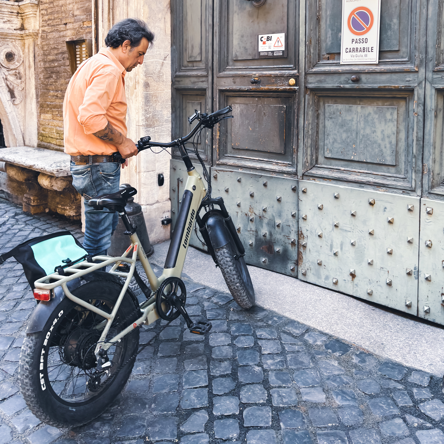 Обычный римлянин вернулся домой. Захотела его сфотографировать, потому что в кадр попала эта красивая дверь, понравилось сочетание цветов и само ощущение не туристической, а чьей-то повседневной жизни. Вообще, люди на улицах — отдельная цель моей фотоохоты. Чуть-чуть переживаю, что не спрашиваю разрешения на съемку, но непостановочные фото, мне кажется, и есть сама жизнь