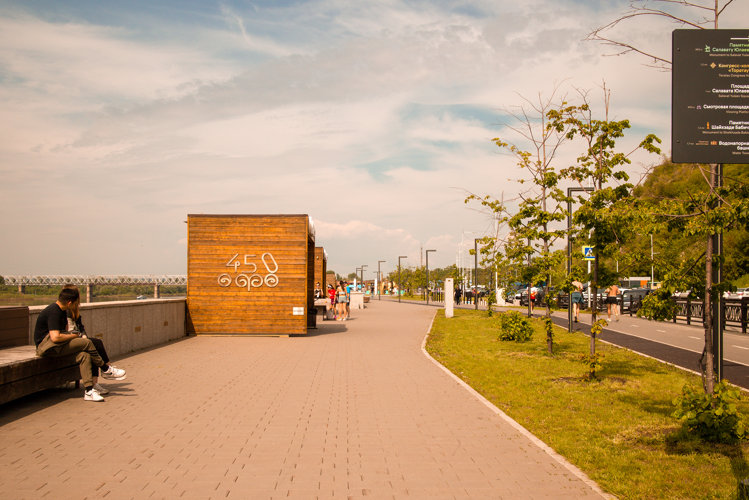 Чуть более оживленная набережная — вдали виднеются участники и организаторы забега. Прогулявшись по ней, я совершил, скажем так, не самый мудрый поступок: решил подняться пешком до Салавата. Сделать это, конечно, можно, но это все равно что идти по серпантину вдоль трассы. Среди местных ходит шутка, что городу дали название Уфа из-за того, что, пока поднимешься от реки в центр, сто раз скажешь «Уф-ф-ф!». Любителям сомнительных активностей могу рекомендовать