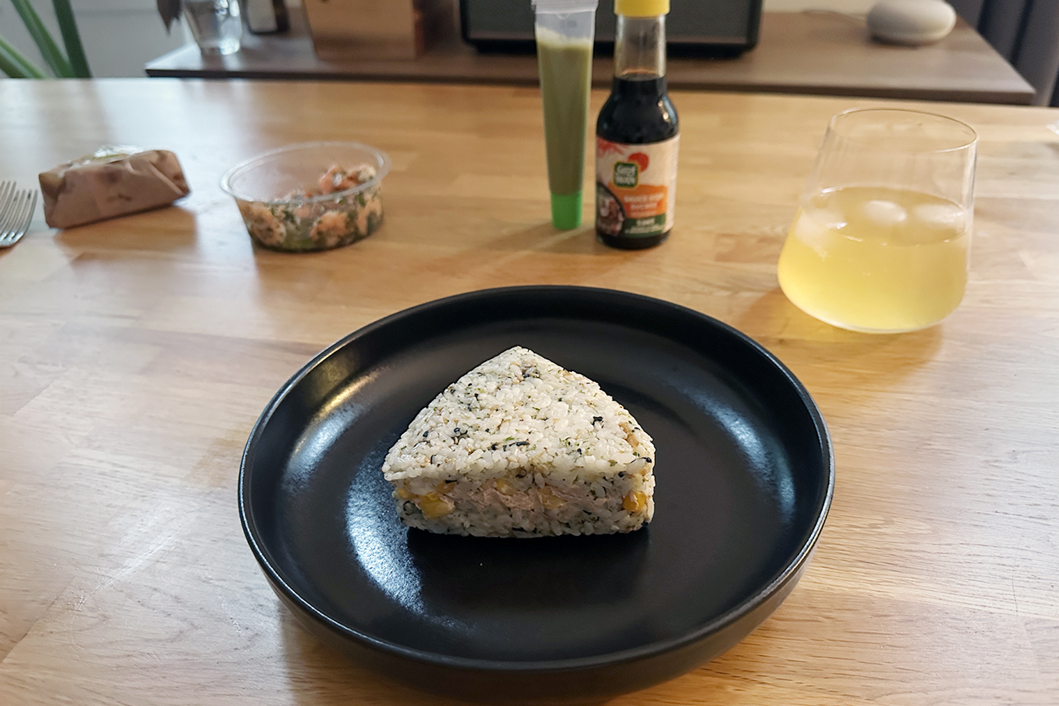 Вот так выглядел онигири с тунцом. Я наелась одной порцией