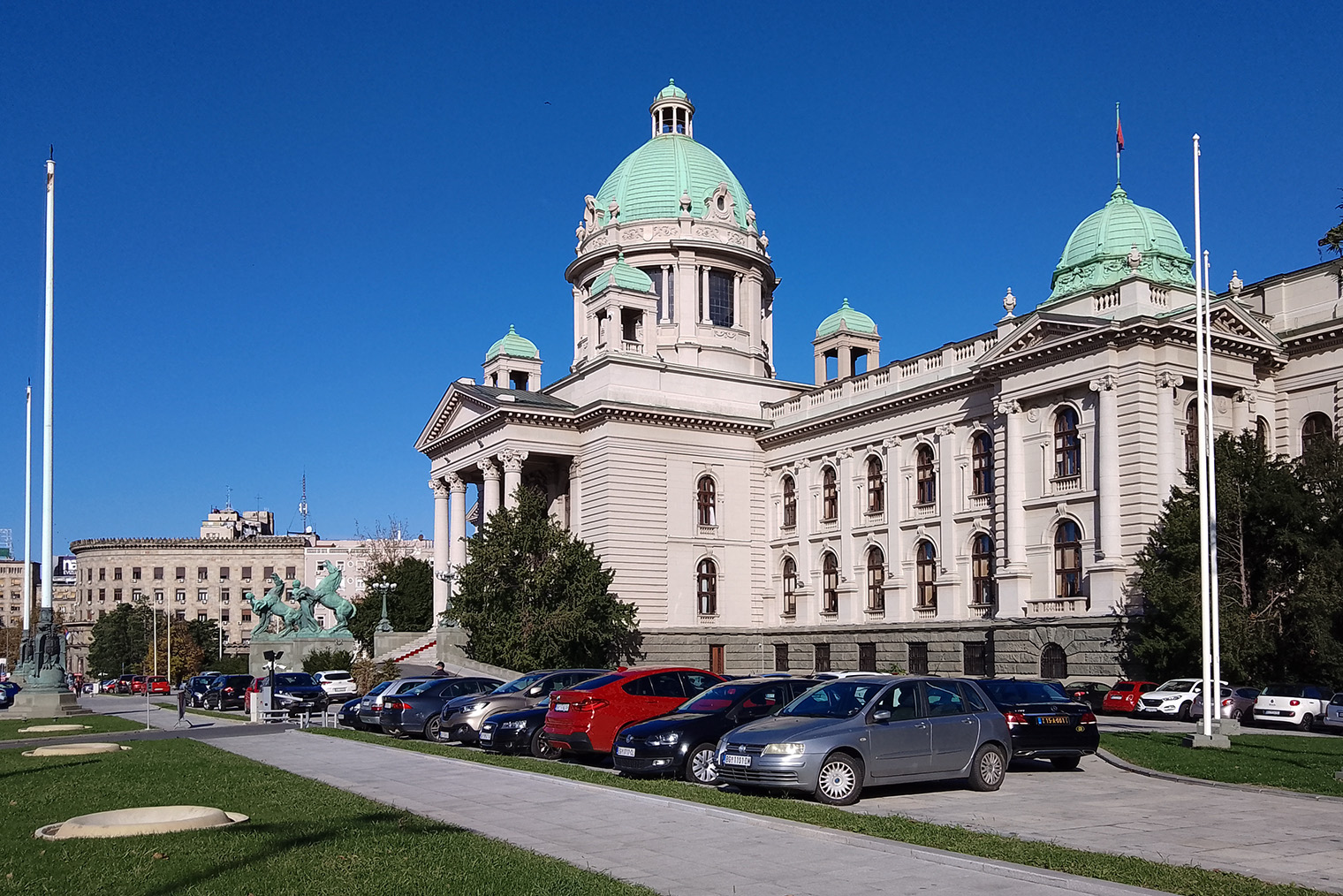 Скупщина, здание сербского парламента, тоже расположена в Стари⁠-⁠Граде