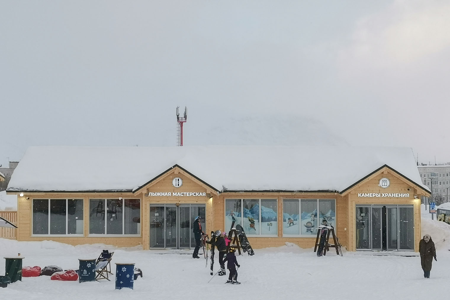 Здание на северном склоне с камерами хранения и пунктом обслуживания лыж и сноубордов