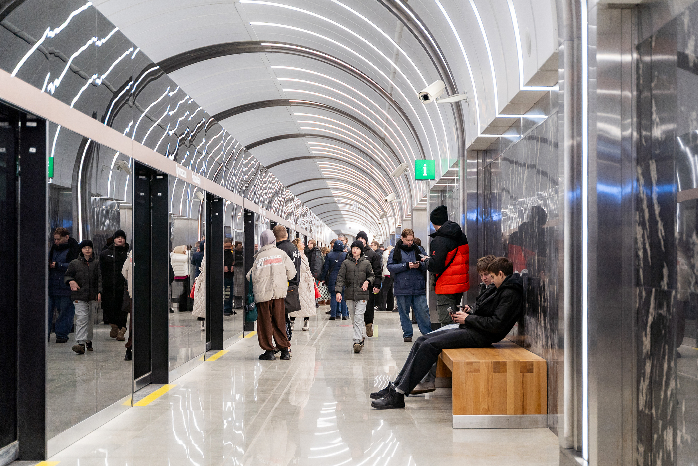 Пути от платформы отделяют такие же ограждения, как на «Юго-Западной»