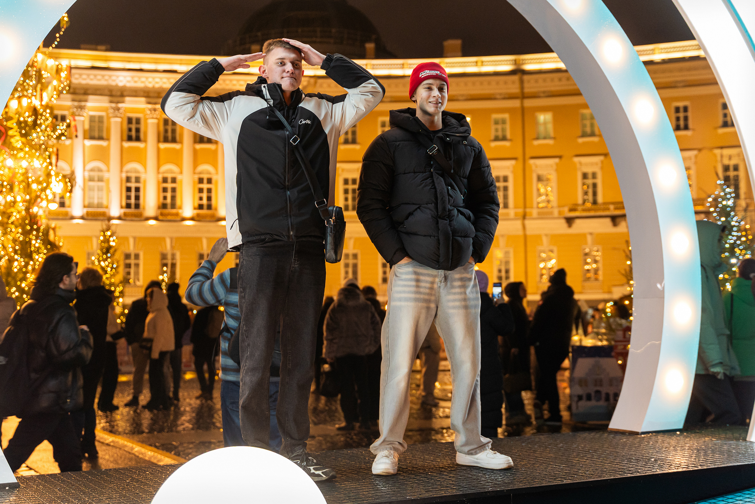 Для желающих сфотографироваться с елкой городской телеканал установил фотозону
