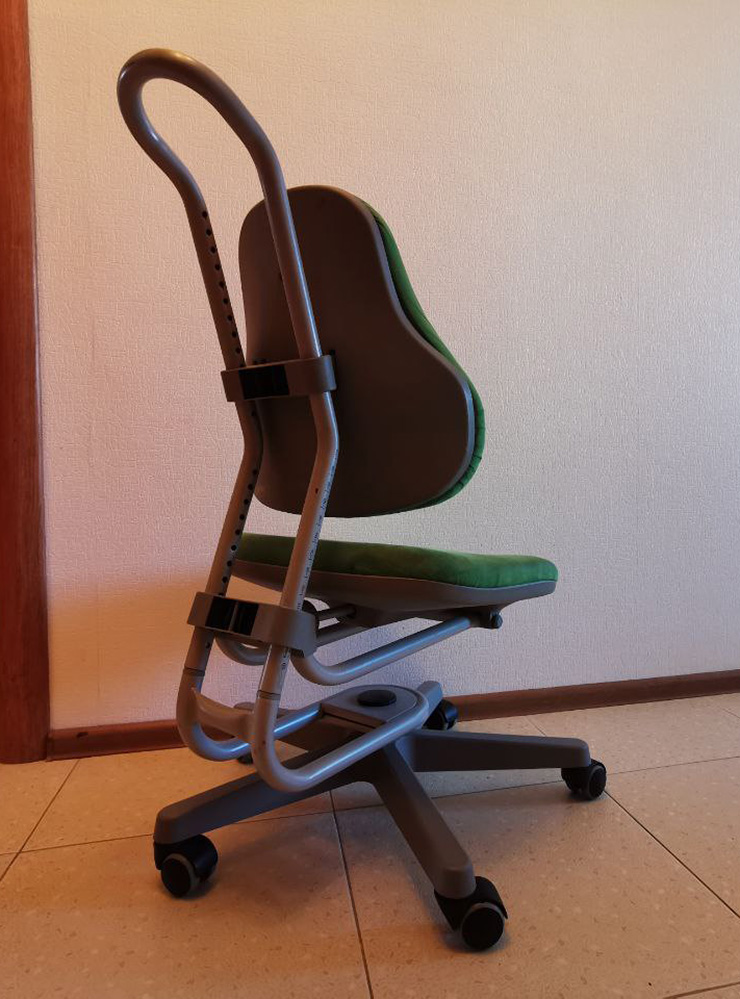 А так выглядит наше кресло фирмы Rovo на фиксаторах: кажется громоздким, зато можно настроить высоту сиденья и спинки. Еще сиденье можно наклонить