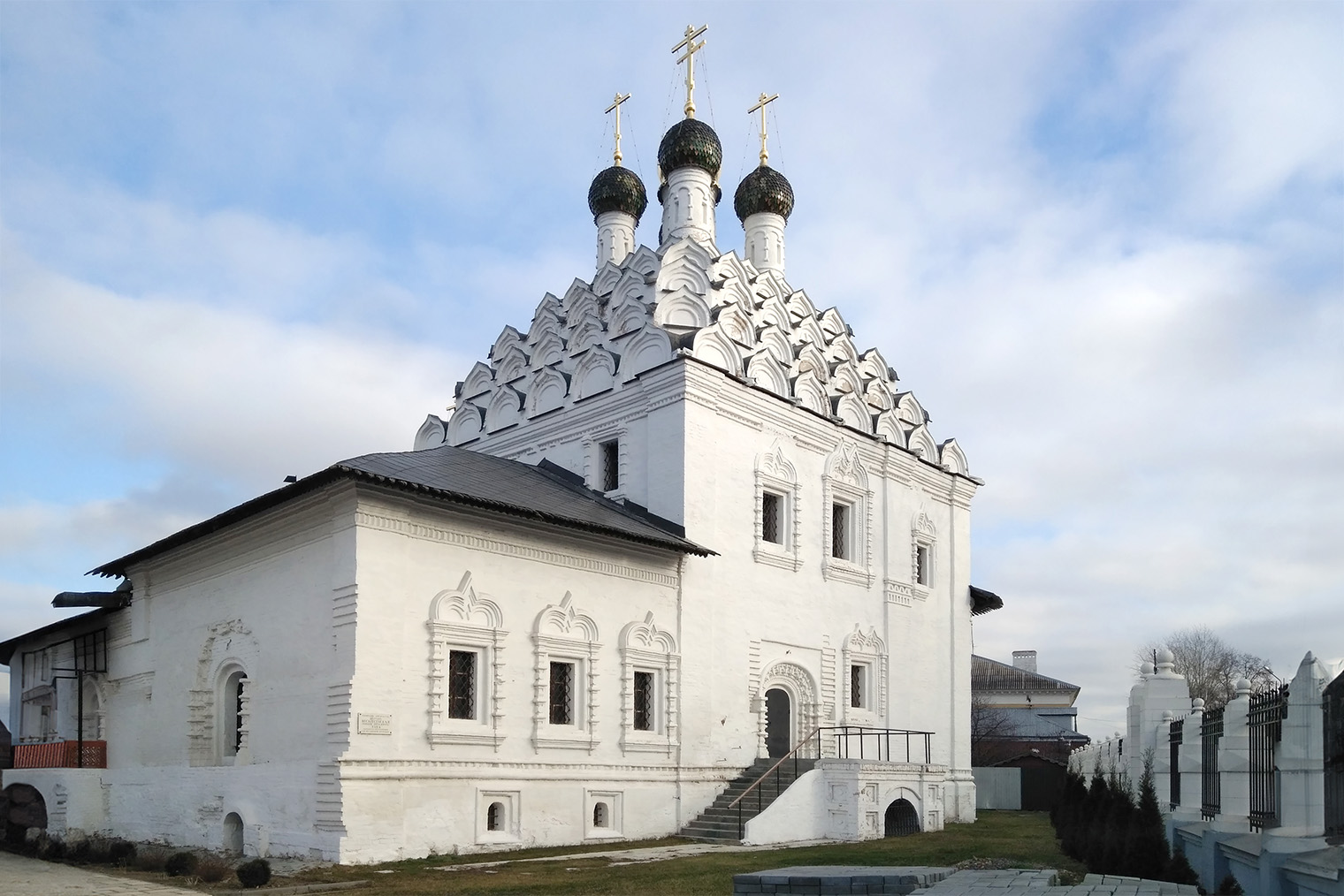 Вот этот храм — почти игрушечный, в стиле русского узорочья. Это действующая старообрядческая церковь, но нам ни разу не удалось попасть внутрь