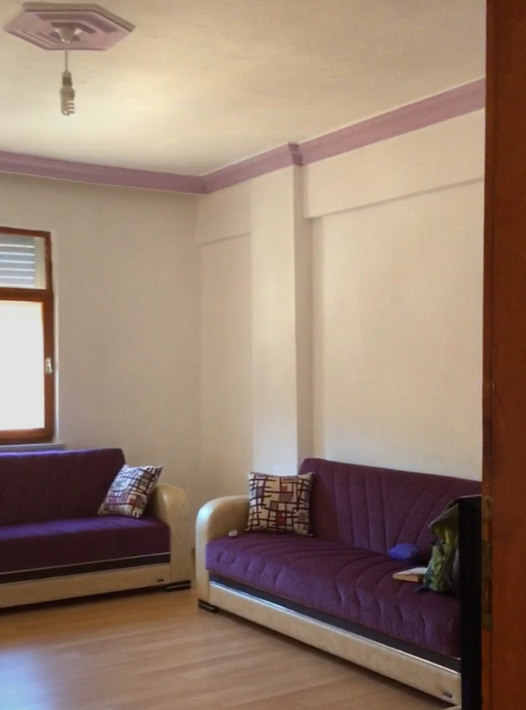 Турки любят принимать гостей, поэтому ставят в квартирах побольше диванов
