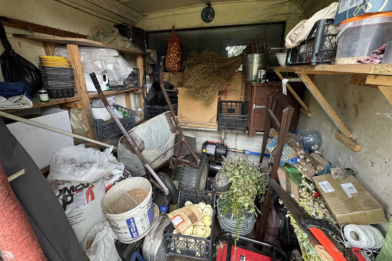 Творческий беспорядок в рабочей бытовке: здесь лежит только самое необходимое