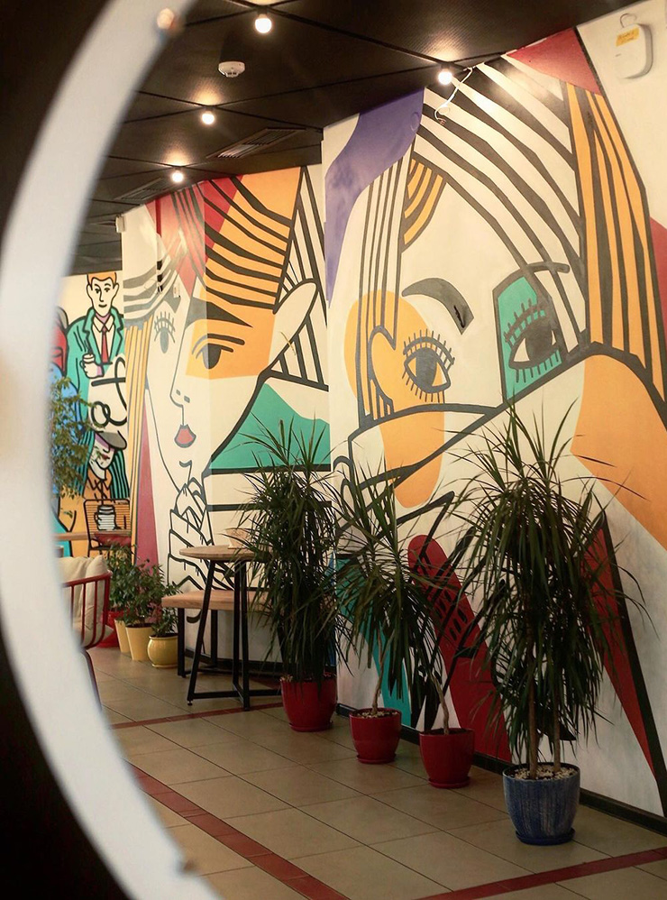 По задумке владельца рисунки на стенах представляют разные типажи гостей, которые приходят в кофейню