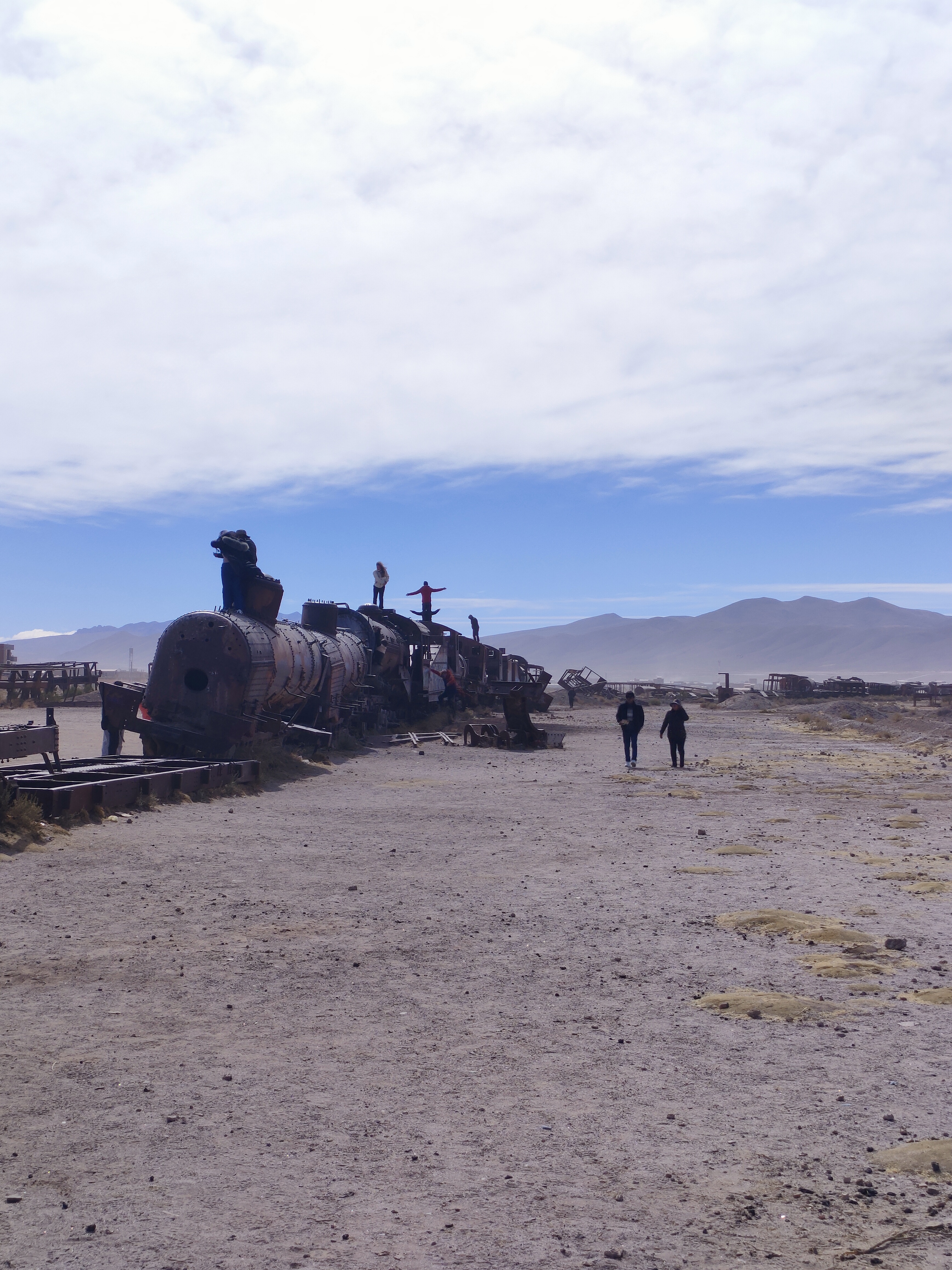 Первой остановкой было кладбище поездов (Cementerio de Trenes de Uyuni)