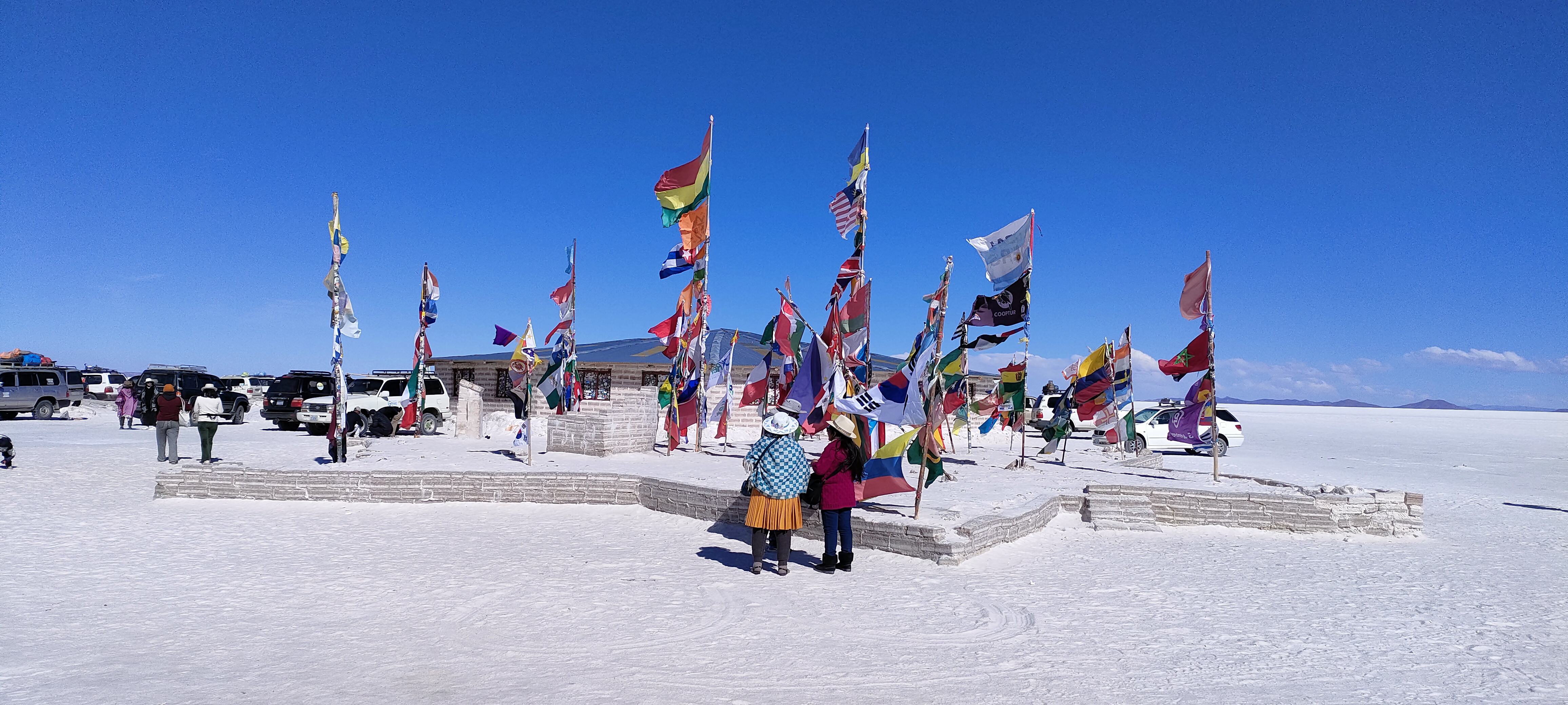 Заглягули к одной из точек, где проходила гонка ралли Дакар (Plaza de las Banderas Uyuni)