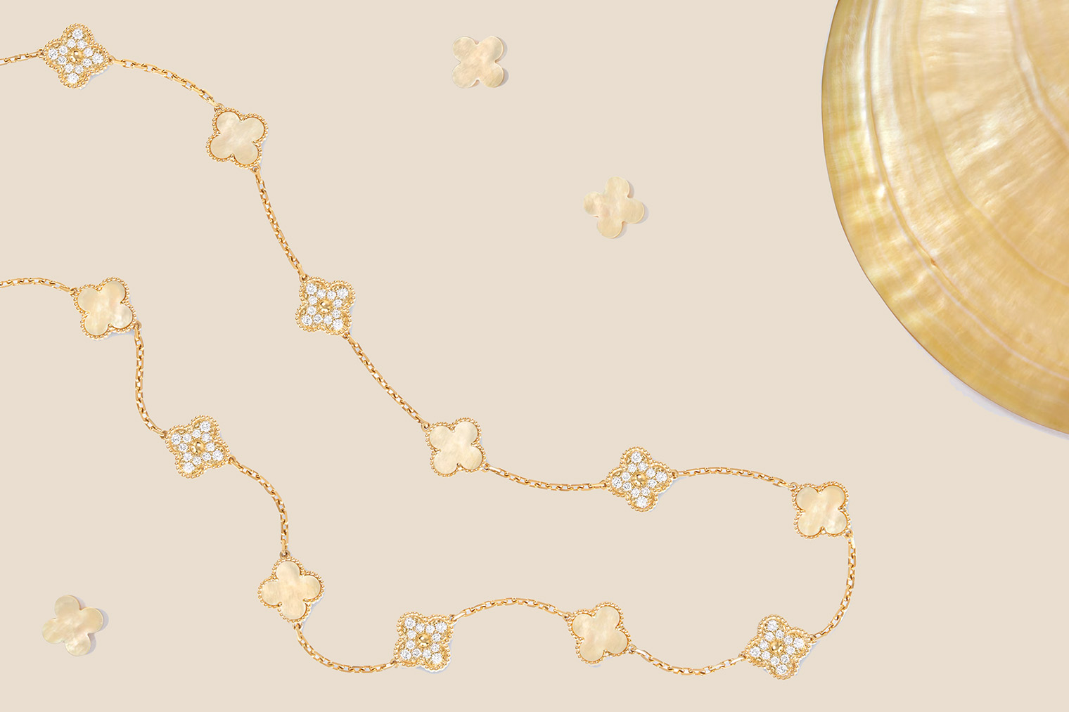 Украшения из коллекции Vintage Alhambra. Фотография: Van Cleef & Arpels