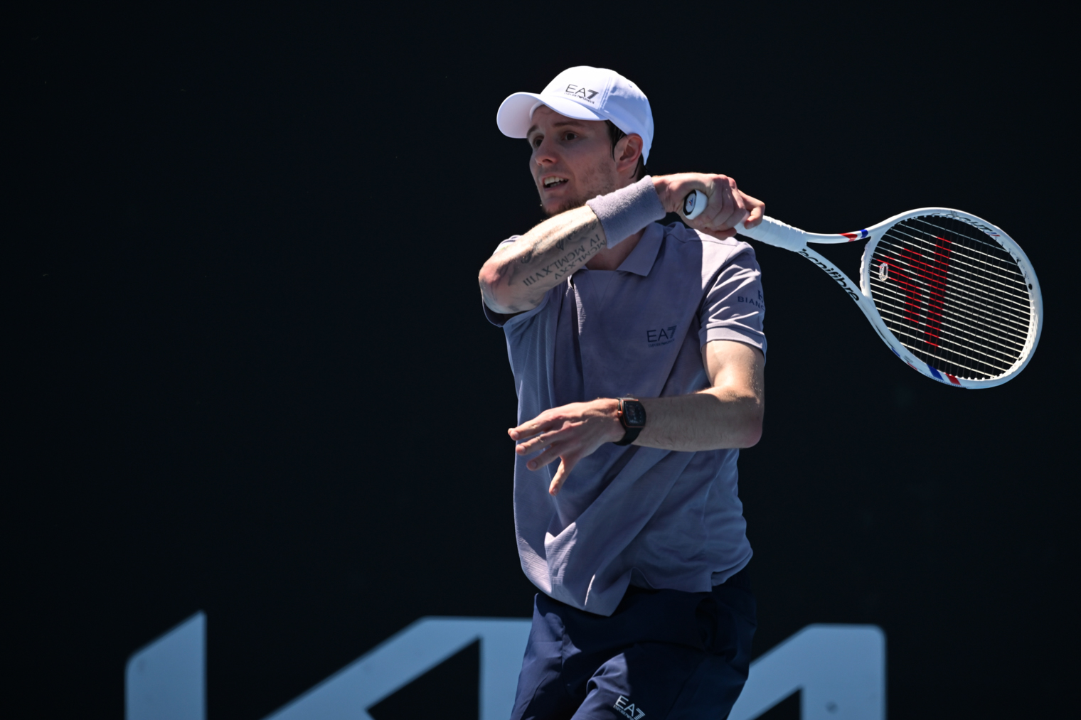 Александр Бублик в лиловом поло Eа7 из профессиональной коллекции Tennis Pro. Фотография: Armani