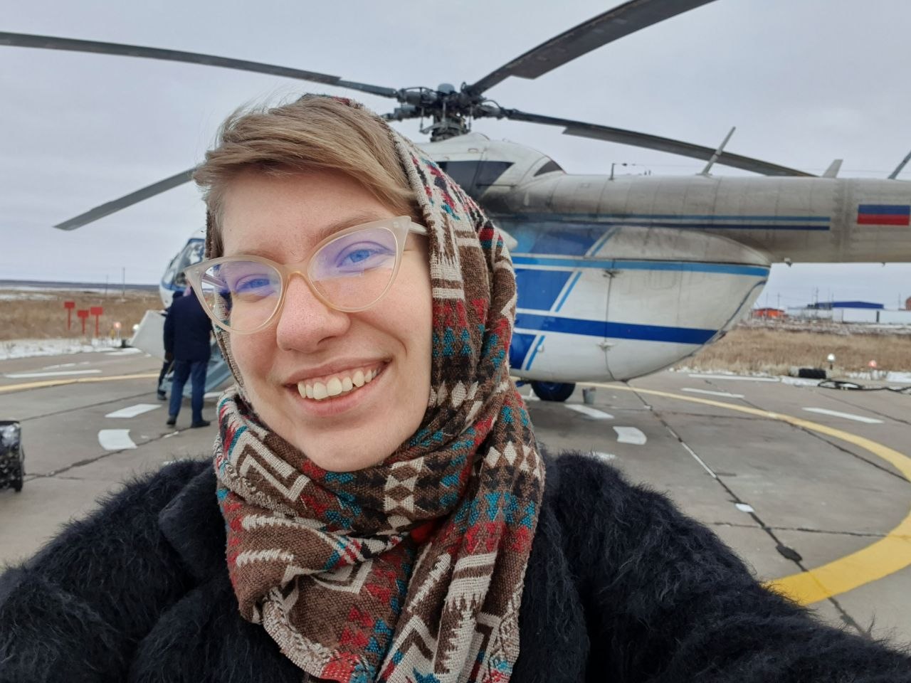 Лиза на фоне вертолета