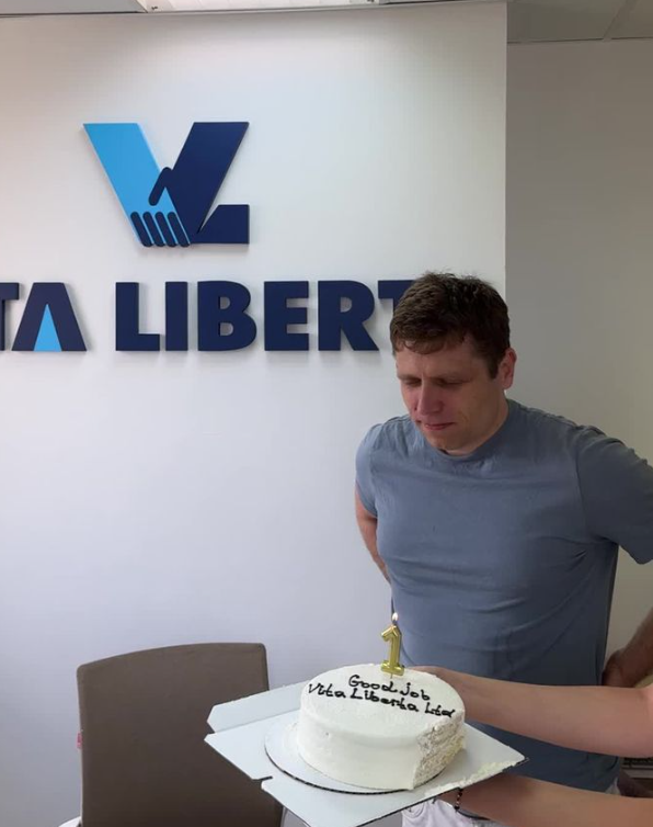 Празднуем с коллегами первый год работы в Казахстане, тогда команда была значительно меньше, как и стран, где открыты наши офисы