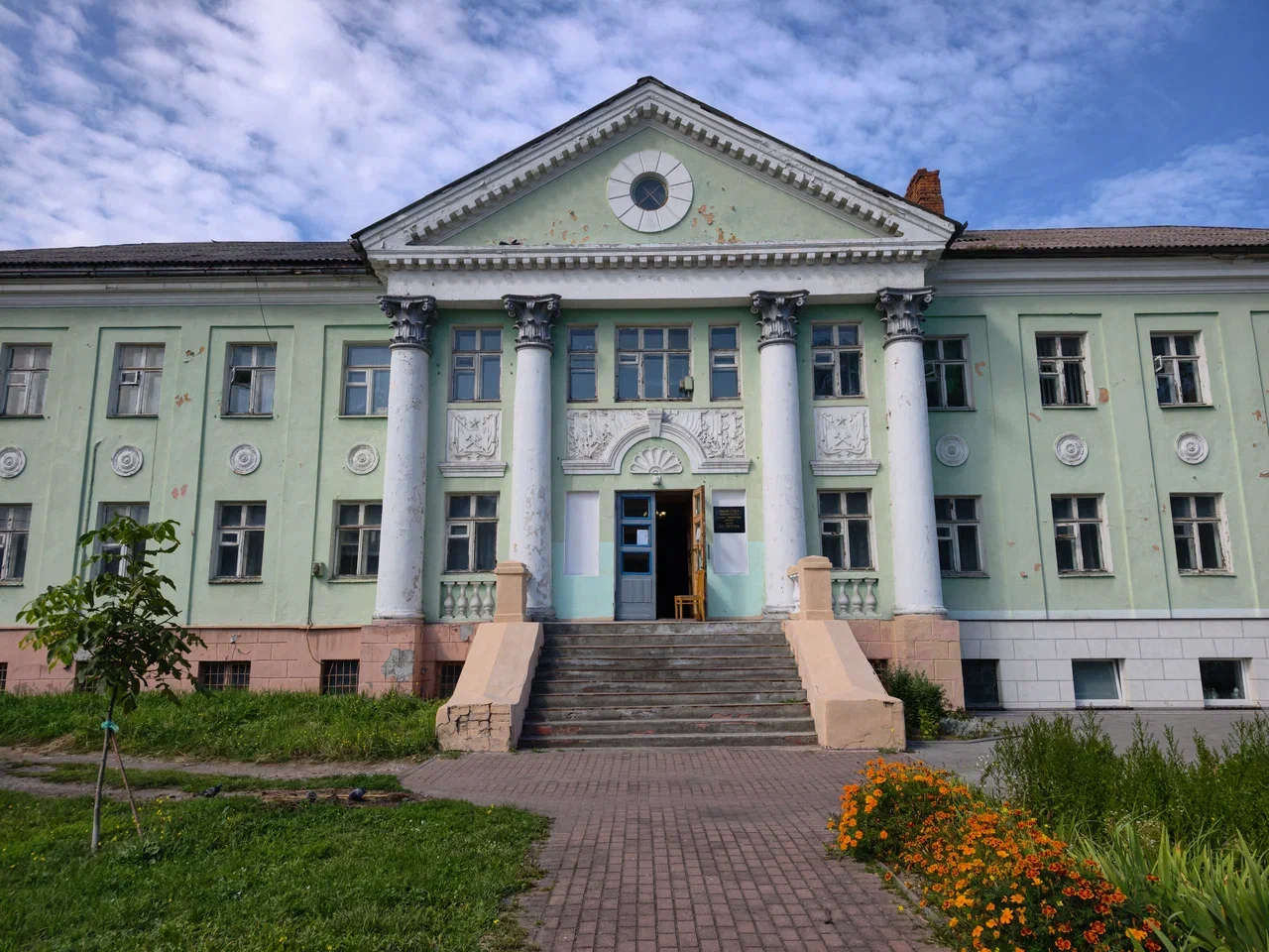 Первым в городе зацепило здание местной библиотеки.