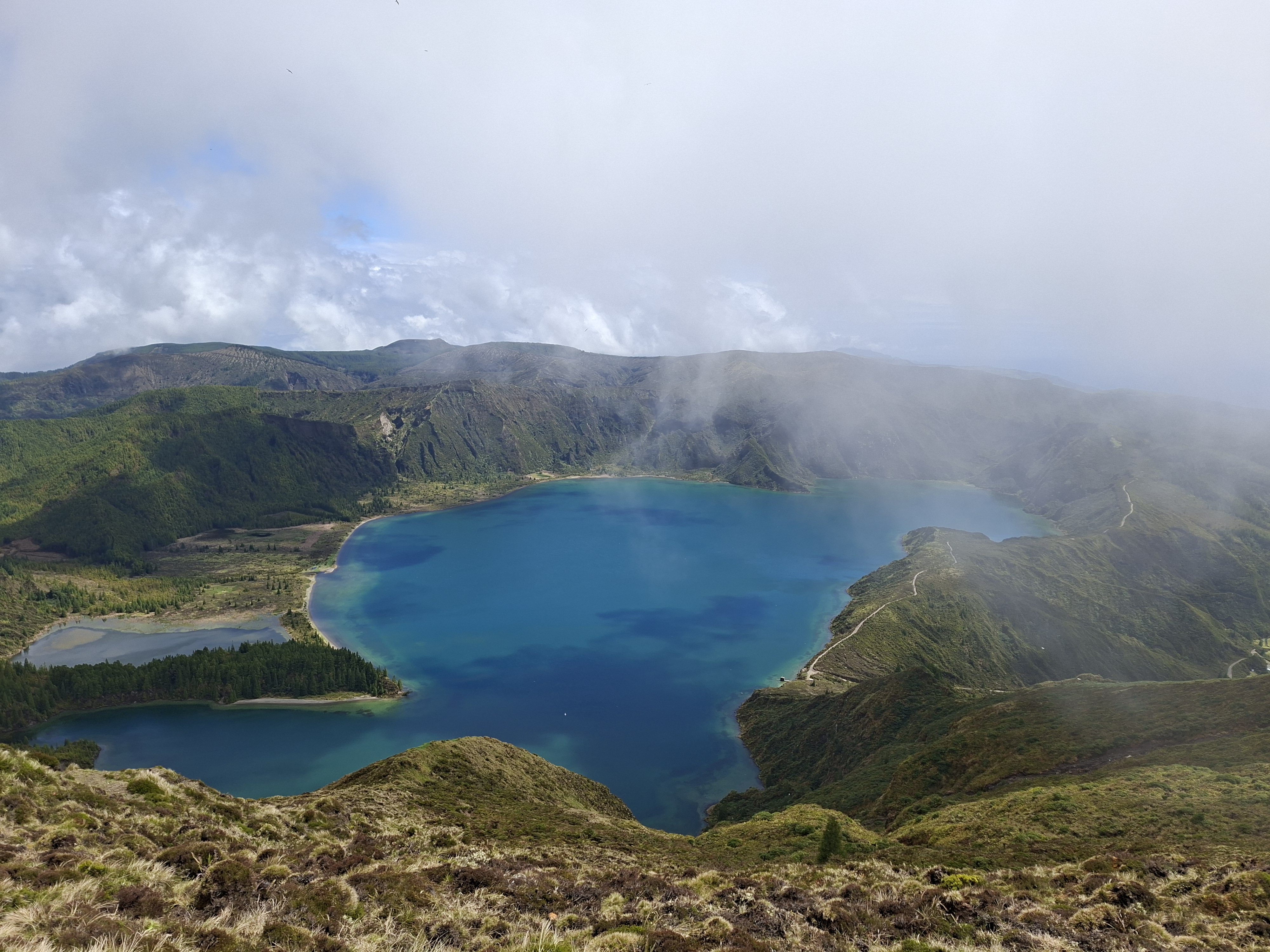 Вид на Lagoa do Fogo. Получилось его увидеть только со второго раза — в первый день смотровая была в тумане