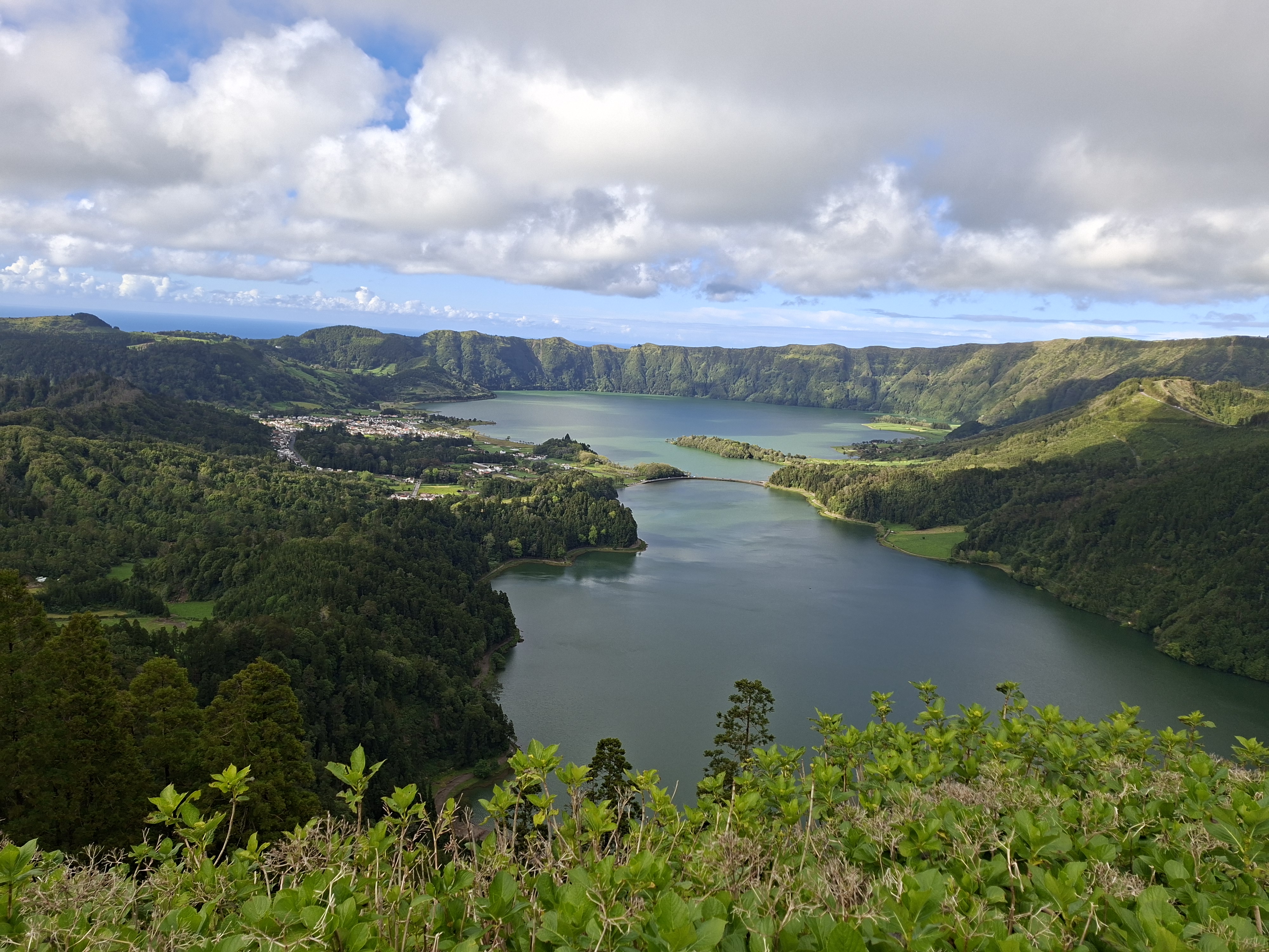 Вид на два самых известных озера Сан-Мигеля — Lagoa Azul и Lagoa Verde