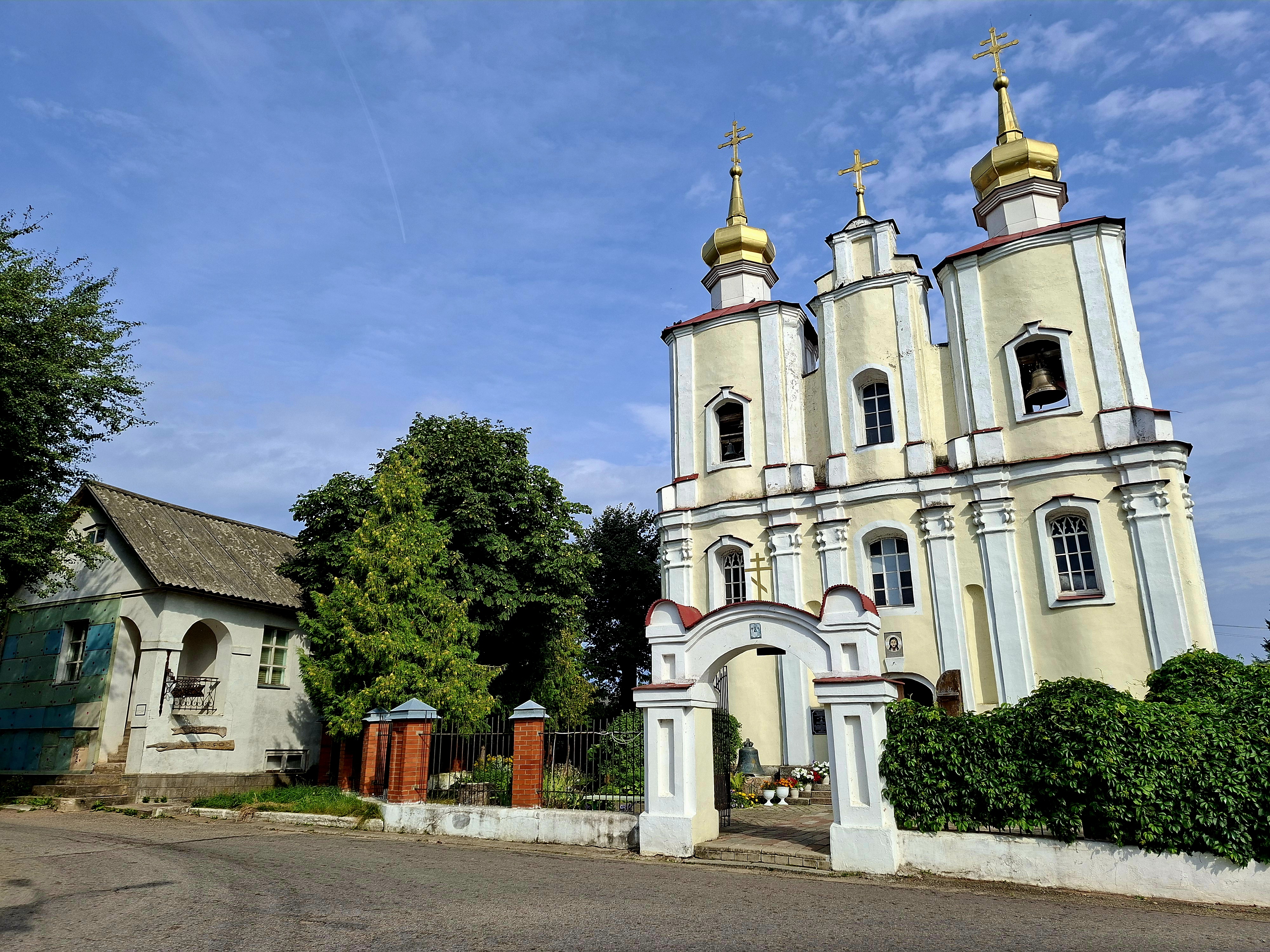 Церковь Святой Живоначальной Троицы. Одно из старейших зданий в Себеже. Изначально в середине XVII века здесь возвели католический костёл, позже храм переосвятили в православный