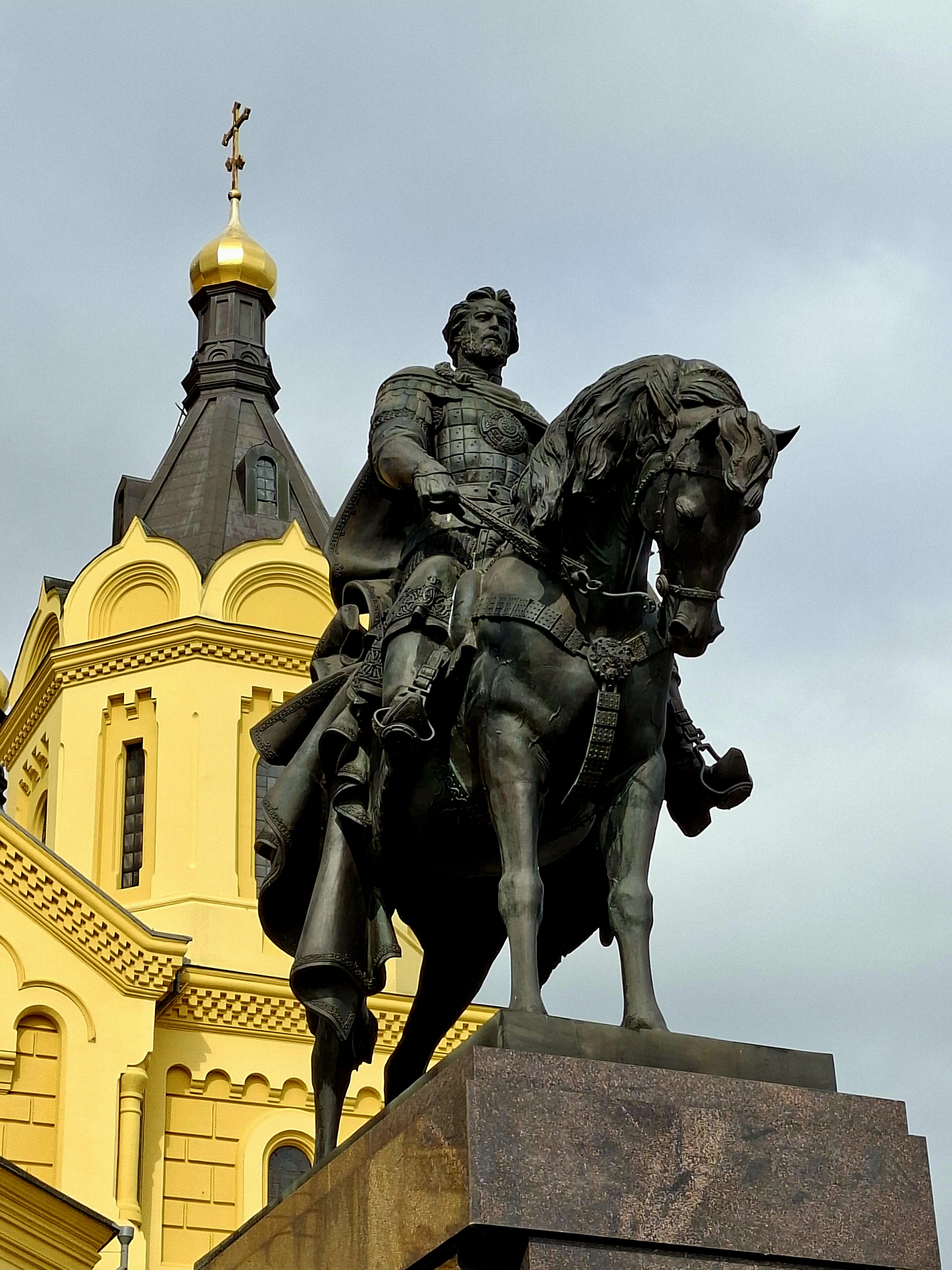Храмовый ансамбль дополняет конная скульптура князя Александра Невского
