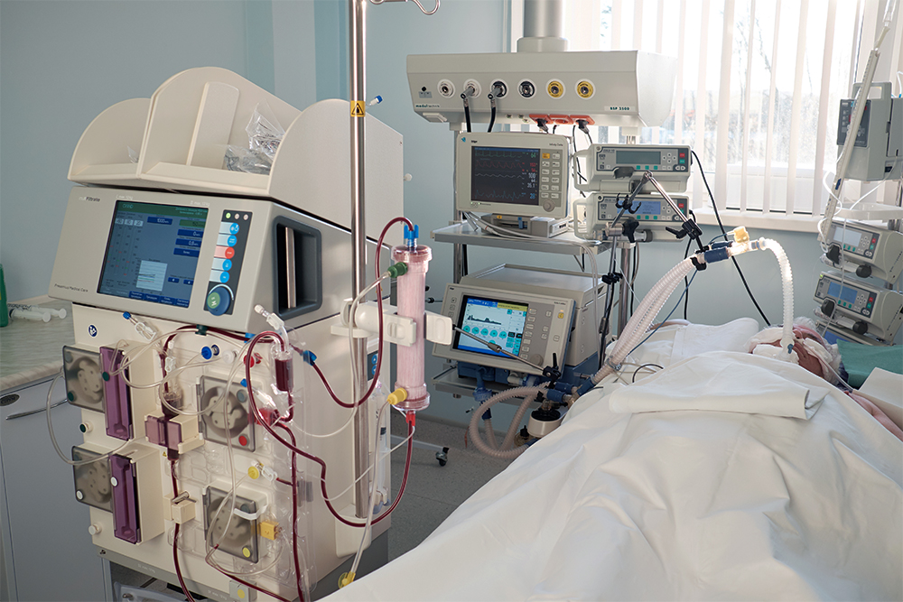 Существует большое количество оборудования, которое используют и в анестезиологии, и в реанимации. И есть специфические аппараты, обычно применяемые только в реанимации, как диализный аппарат на фото, или только для анестезии. Источник: Kiryl Lis / Shutterstock