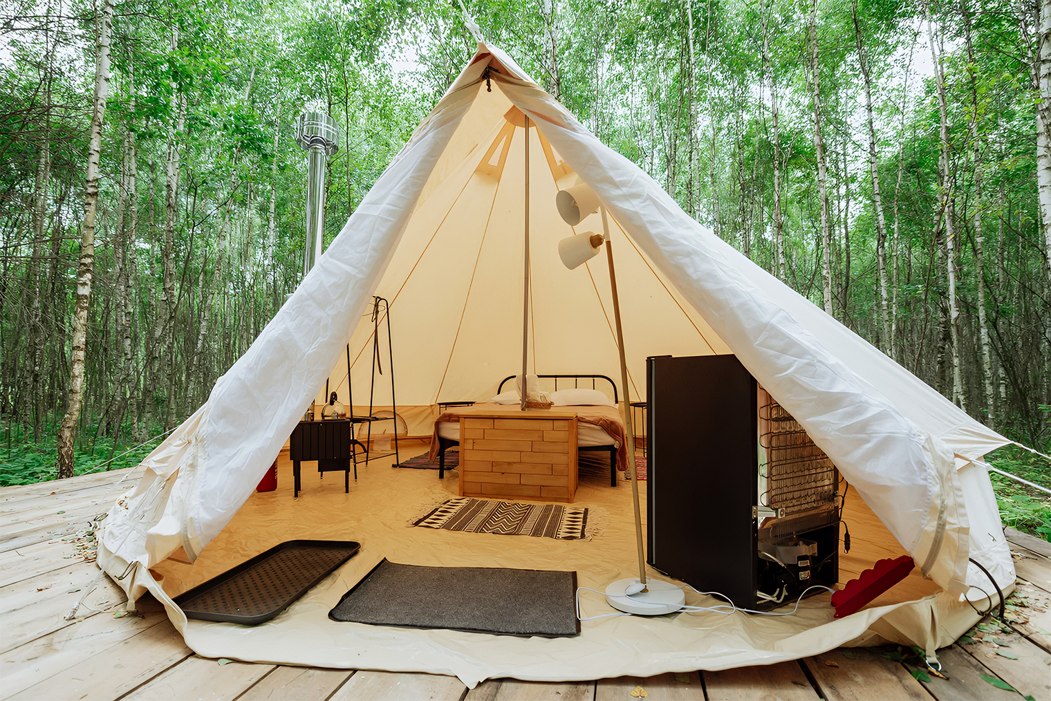 Даже если в глэмпинге ставят палатку, она будет огромная, ее назовут шатром и постараются сделать уютной. © travel.yandex.ru