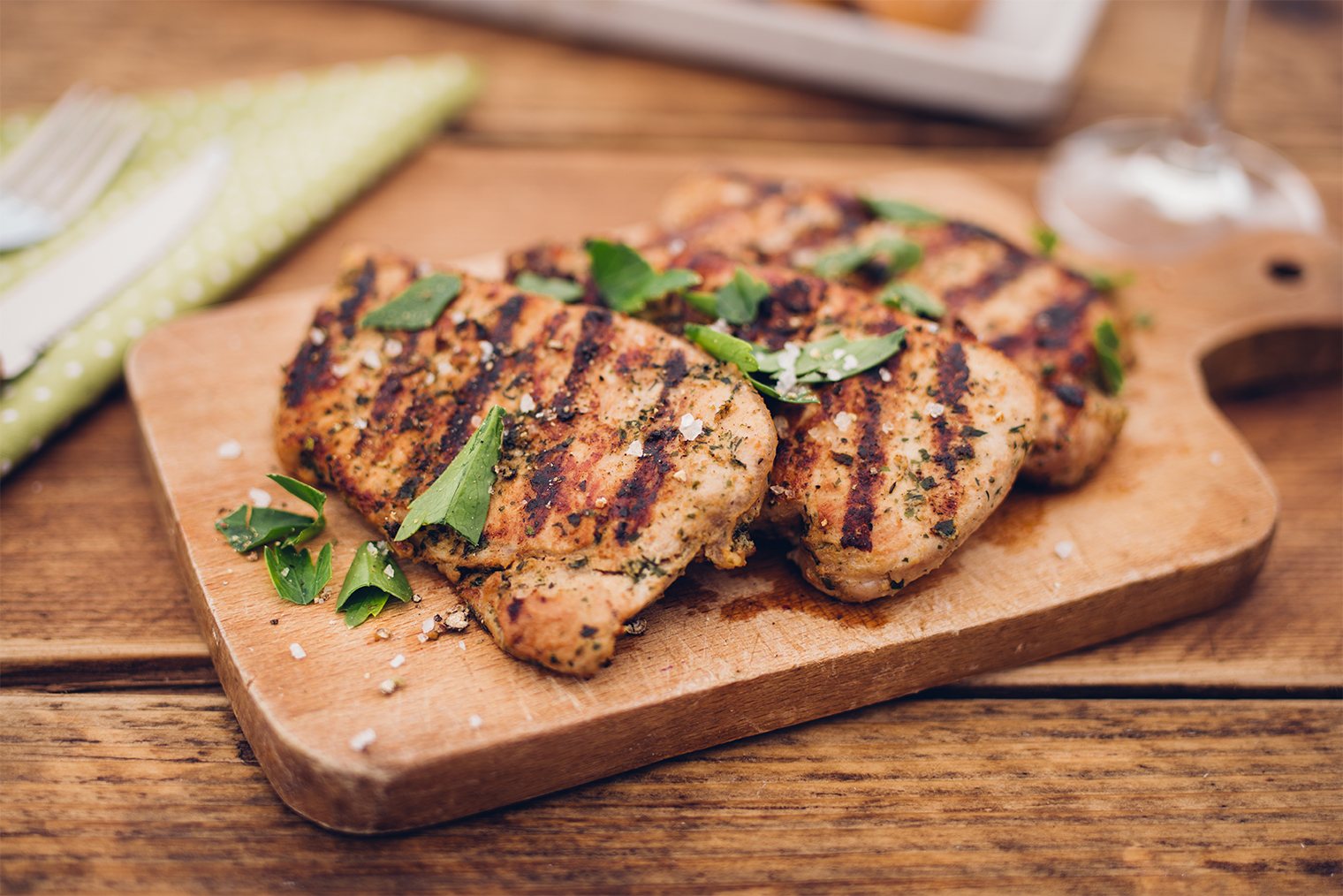 При готовке на гриле важно следить за тем, чтобы продукты были одинаковой толщины: так они приготовятся равномерно за одинаковое время. Фотография: wundervisuals / iStock