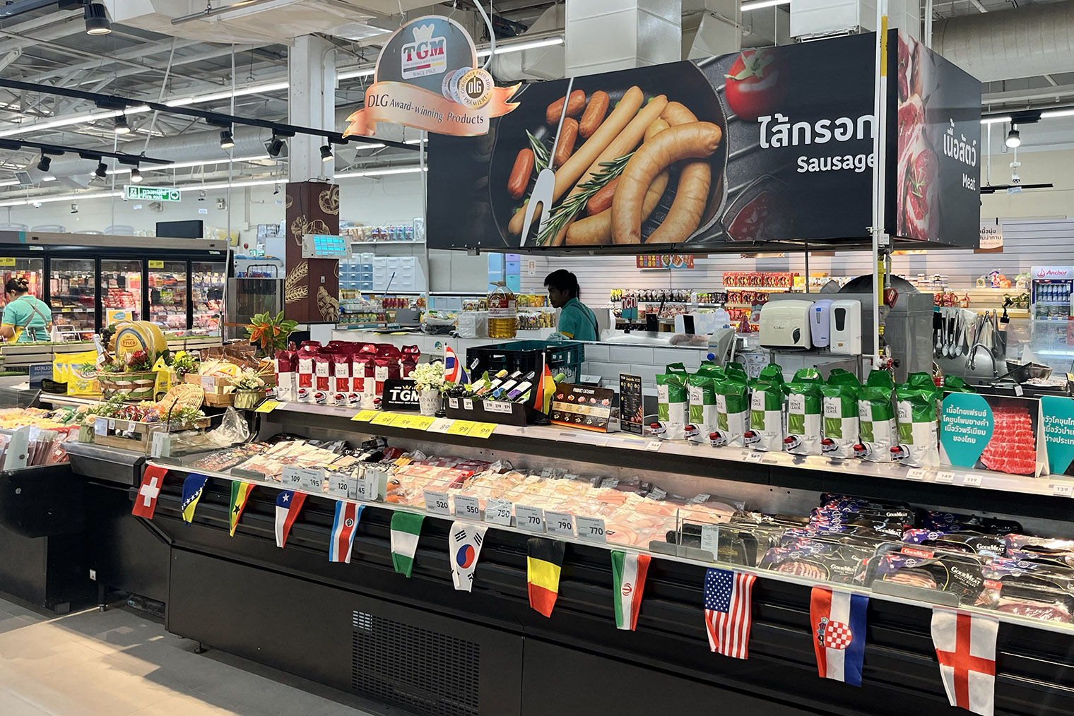 Это магазин Lotus’s, где найдется все что угодно. В районах они обычно поменьше, выбора там тоже немного и часто беспорядок, поэтому закупаться предпочтительнее в магазинах той же сети, но побольше