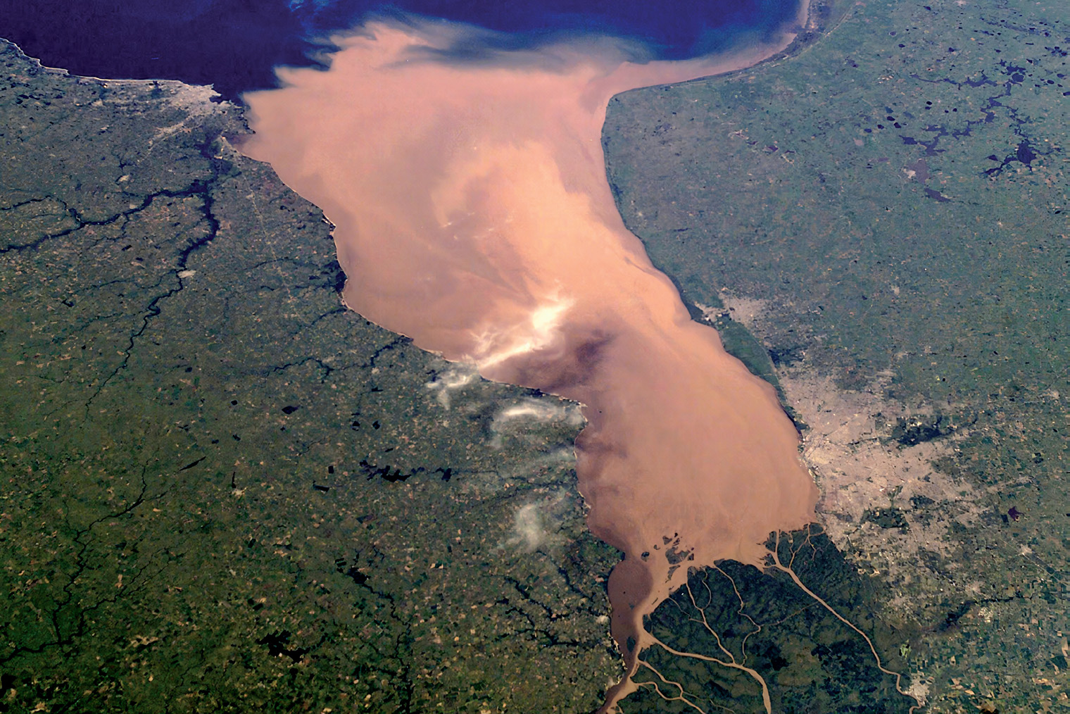 Справа на фото — Буэнос-Айрес. Коричневая вода и «залив» дальше — это все еще река Рио-де-ла-Плата. Источник: wad.jrc.ec.europa.eu