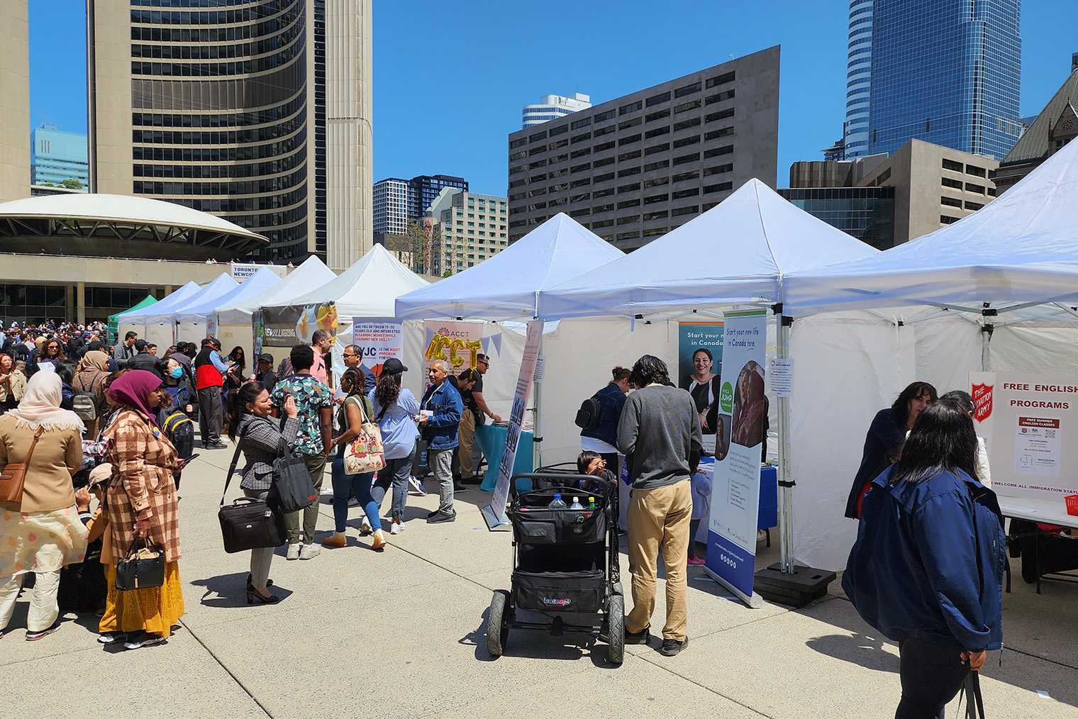 Ярмарка вакансий на Nathan Philip Square для новоприбывших. Городские власти проводят ее каждый год