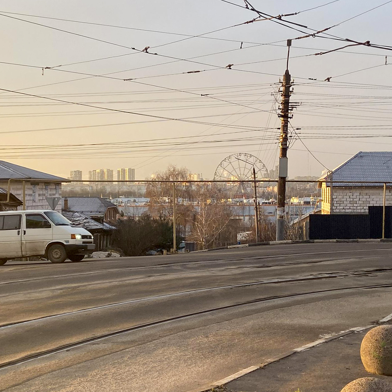 Фоткать не умею, но вид красивый — там наш самый крупный ТЦ и колесо обозрения. До Тульского кремля пешком 20 минут