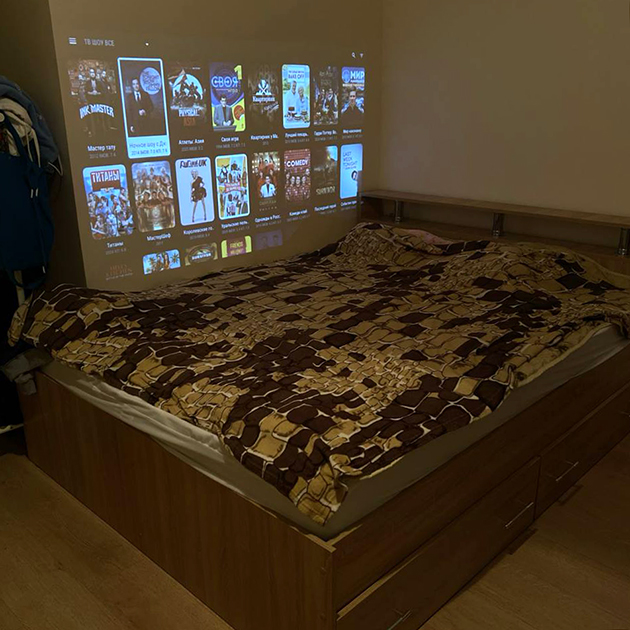 Смотрим сериал, устроившись на стульях и заедая чипсами